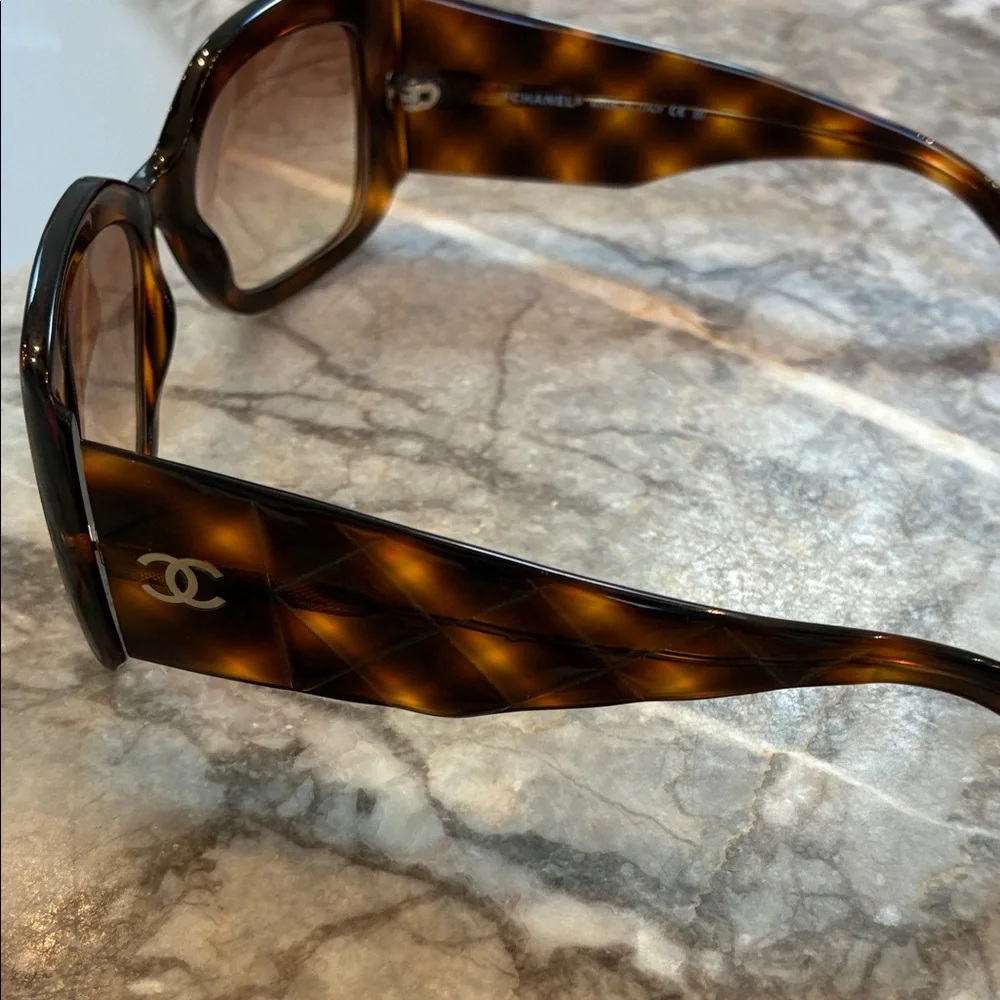 CHANEL Tortoiseshell Gradient Lens Oversized Sunglasses - Picture 4 of 8